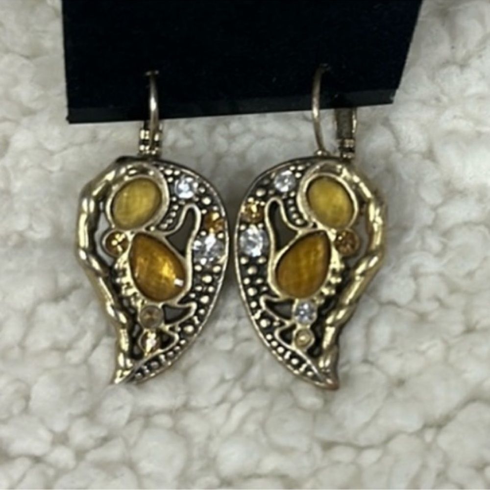 Vintage Brass Tone Leaf Shaped Rhinestones Earrings
